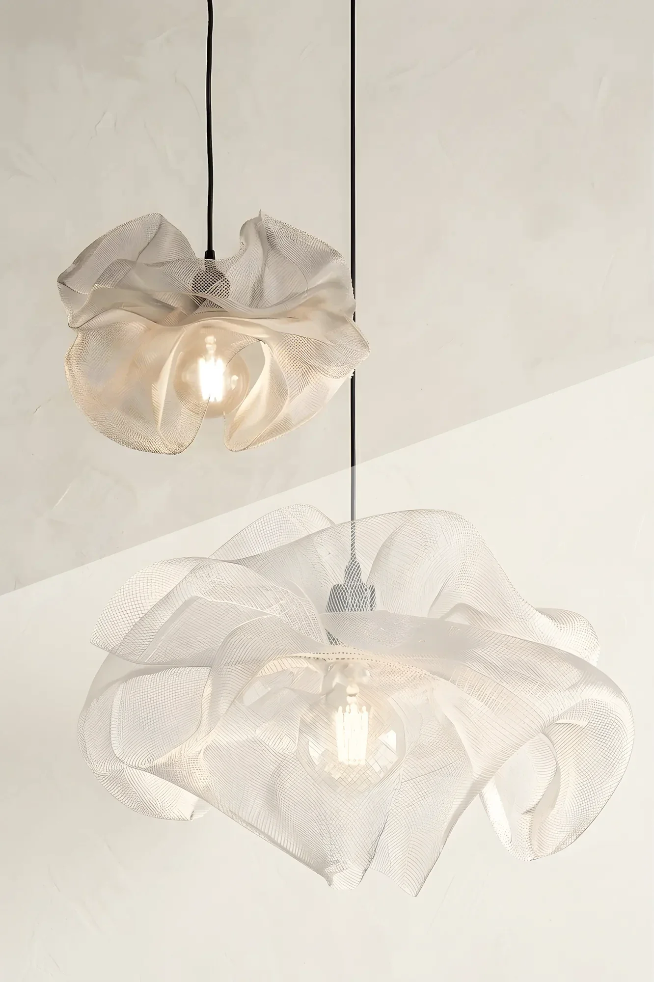 lampe-tulle-suspension-design-cajoa-rouge-blanc-ivory-petit.webp