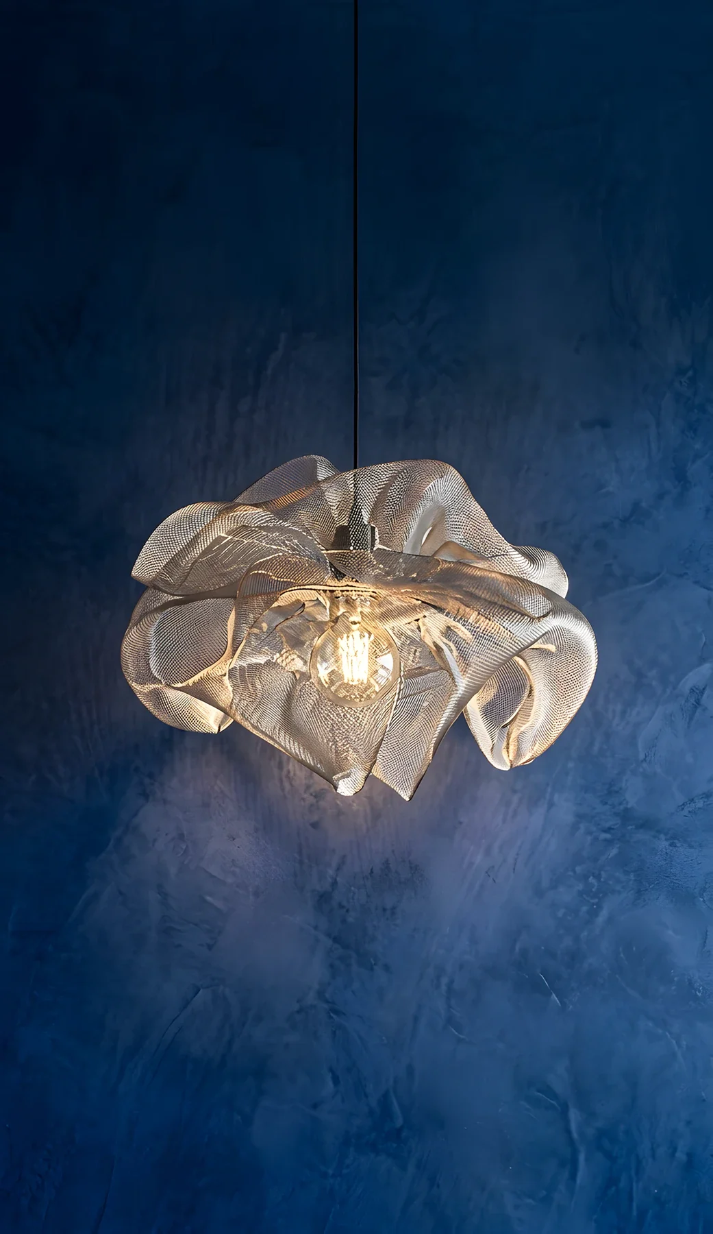 suspension-tulle-salon-bleu.webp