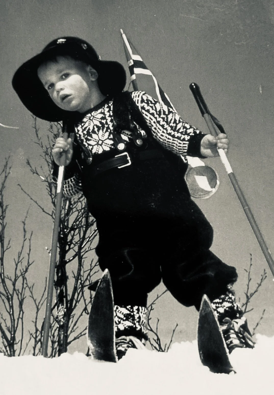 Barnebilde av Thorvaldsenfondets stifter Arne Dokseth Thorvaldsen som barn på ski.
