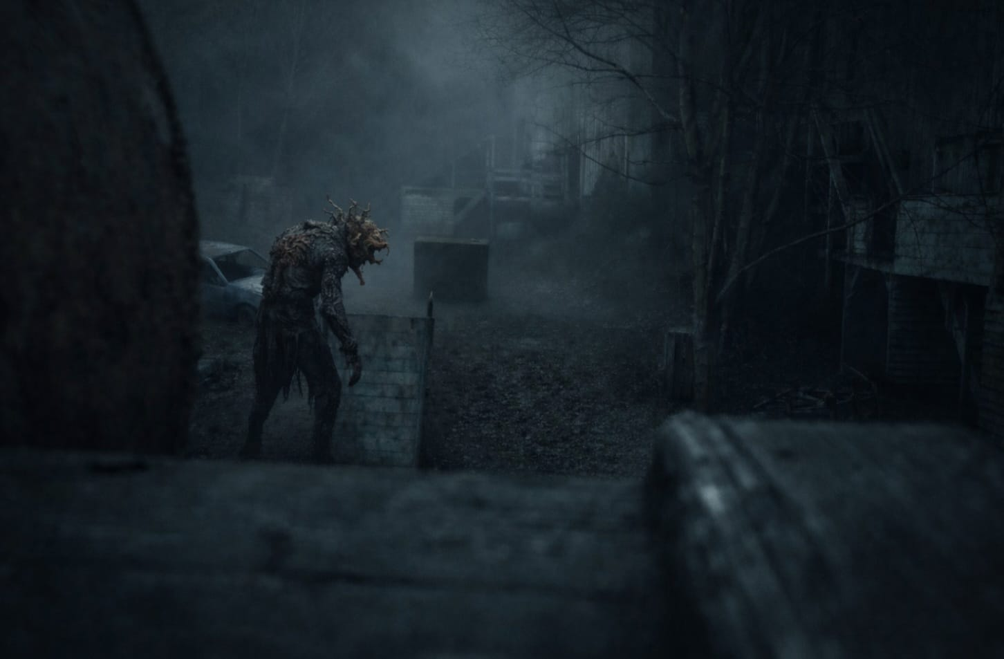 Gruselige Kreatur mit moosbedecktem Körper und Pilzgeflecht "Geweih", die in einem dunklen, nebligen Wald steht.