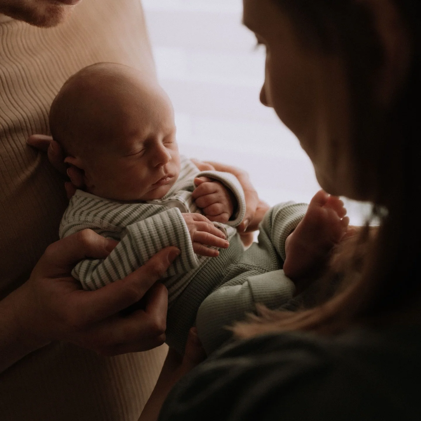 In home newborn sessions are so special, I like to make sure you&rsquo;re all feeling comfortable, you can cuddle your baby, take a break, give them a feed, change their outfit&hellip; inviting me into your space with your tiny new addition is such a