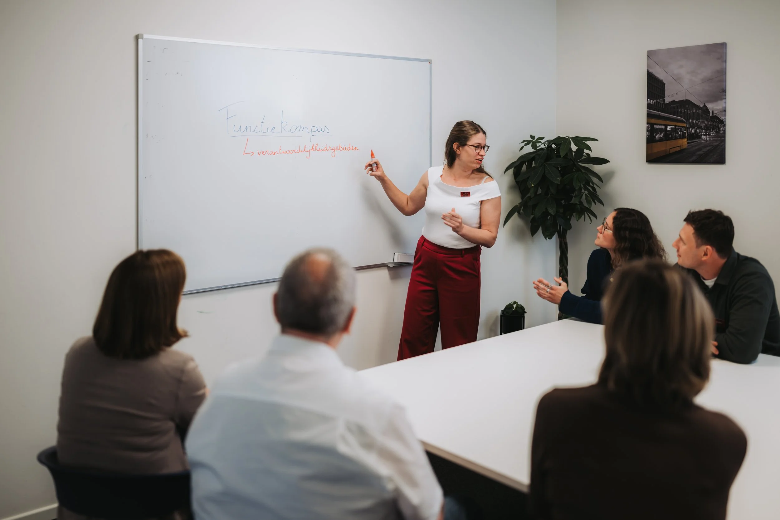 Auxilios HR-consultant in gesprek