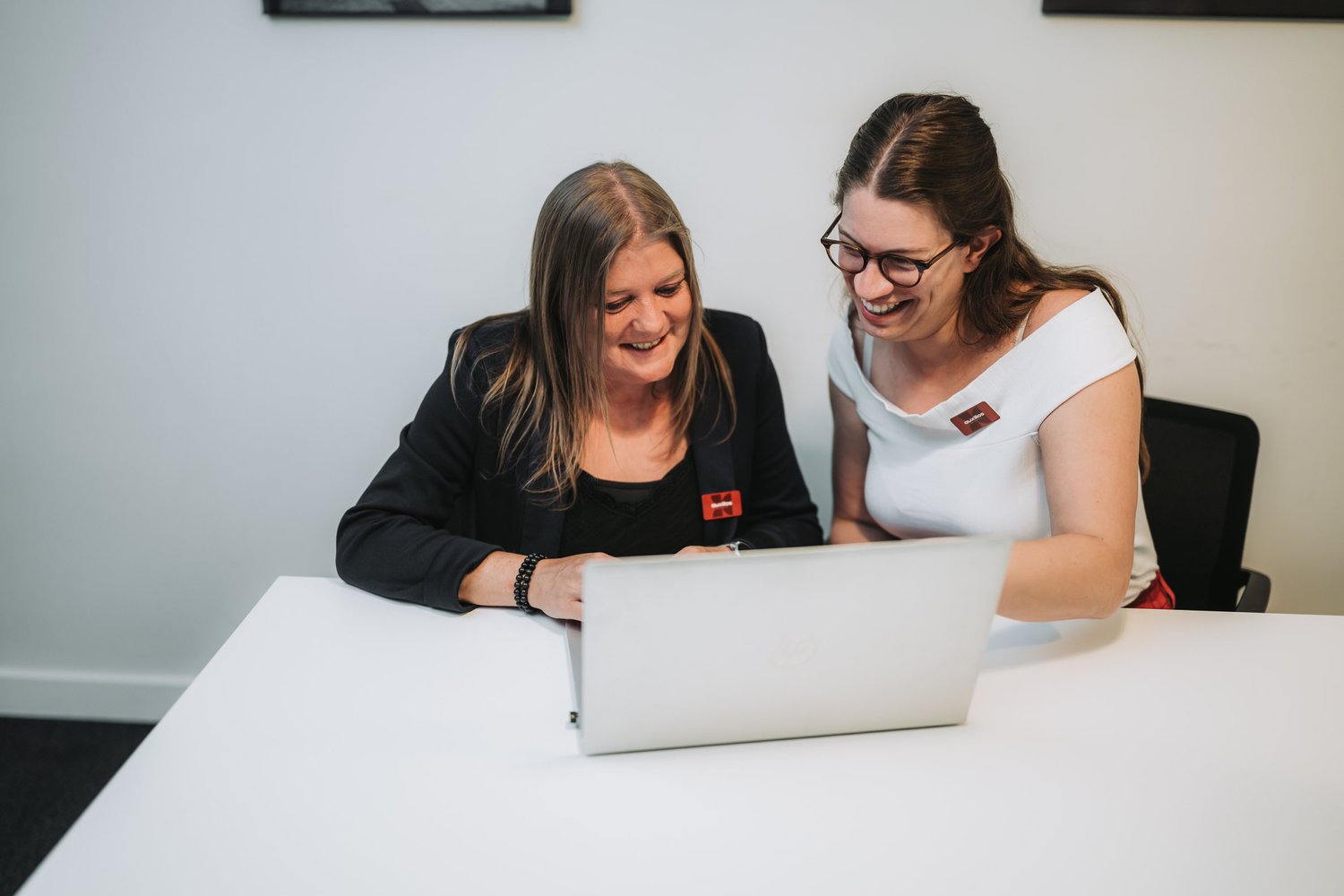 Nele coacht een HR-collega aan de pc tijdens een coachingsessie werving en selectie