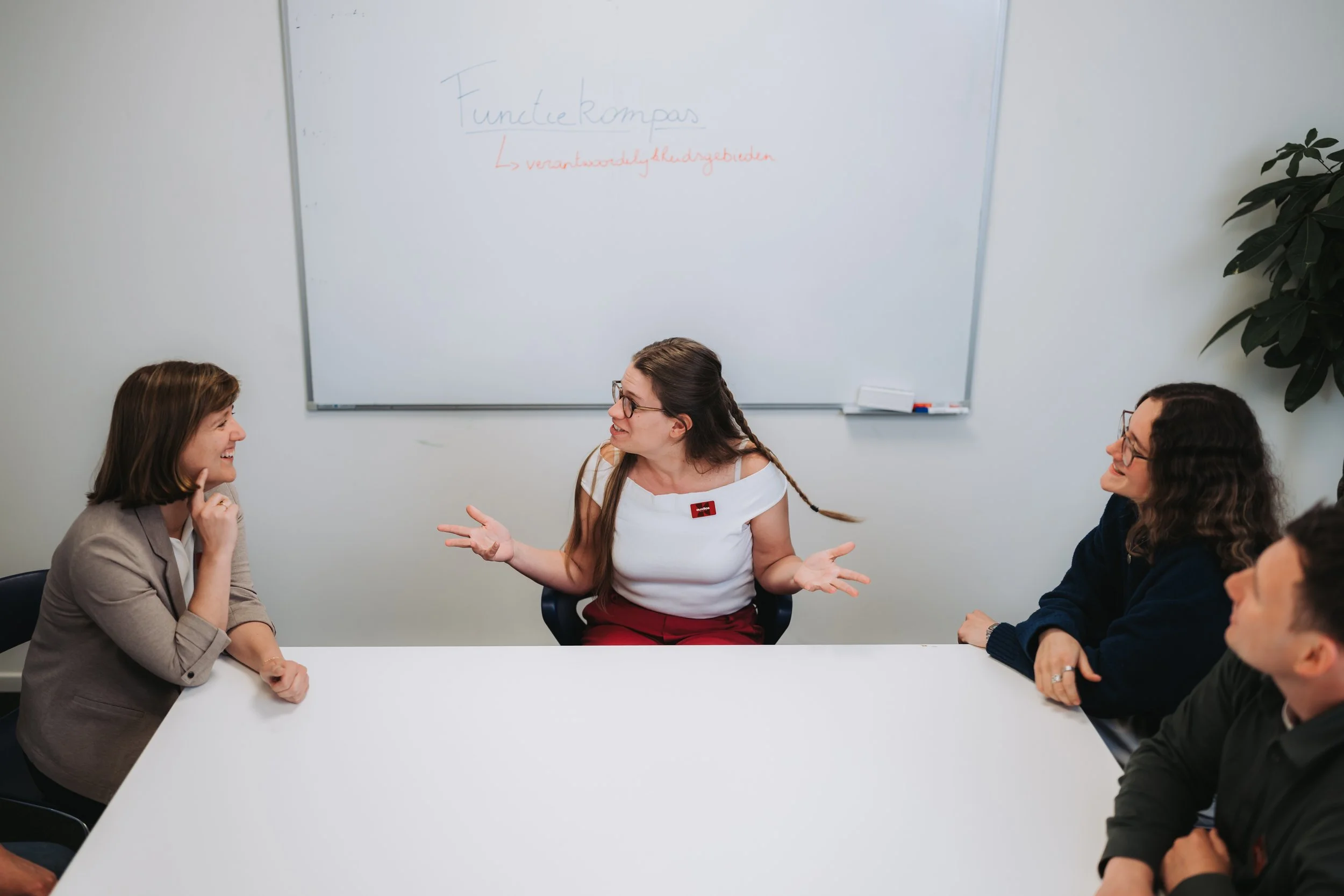 Auxilios consultant in gesprek over loonstructuur
