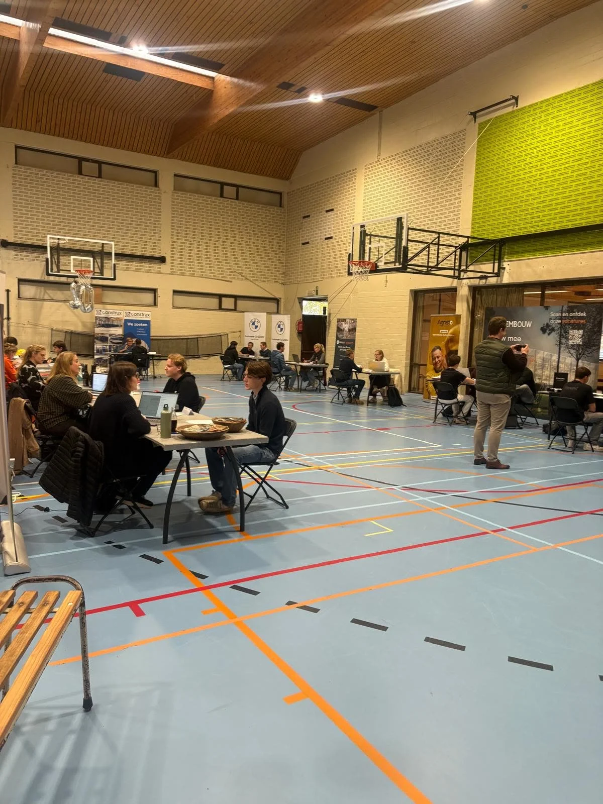 Leerlingen voeren sollicitatiegesprekken met bedrijven in de sporthal van Sint-Paulus VTI Waregem tijdens de 20ste JOBexpo