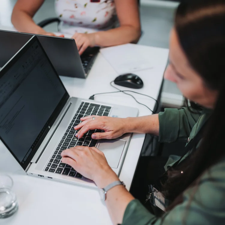 Collega's van Auxilios aan het werk