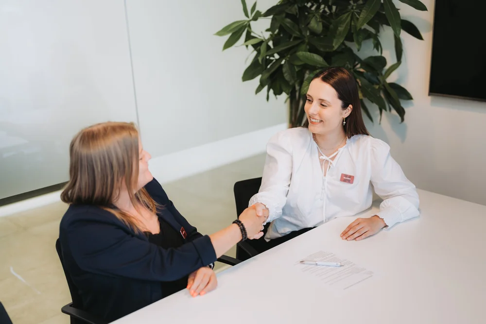 Werkgever in een professioneel gesprek met Herstart