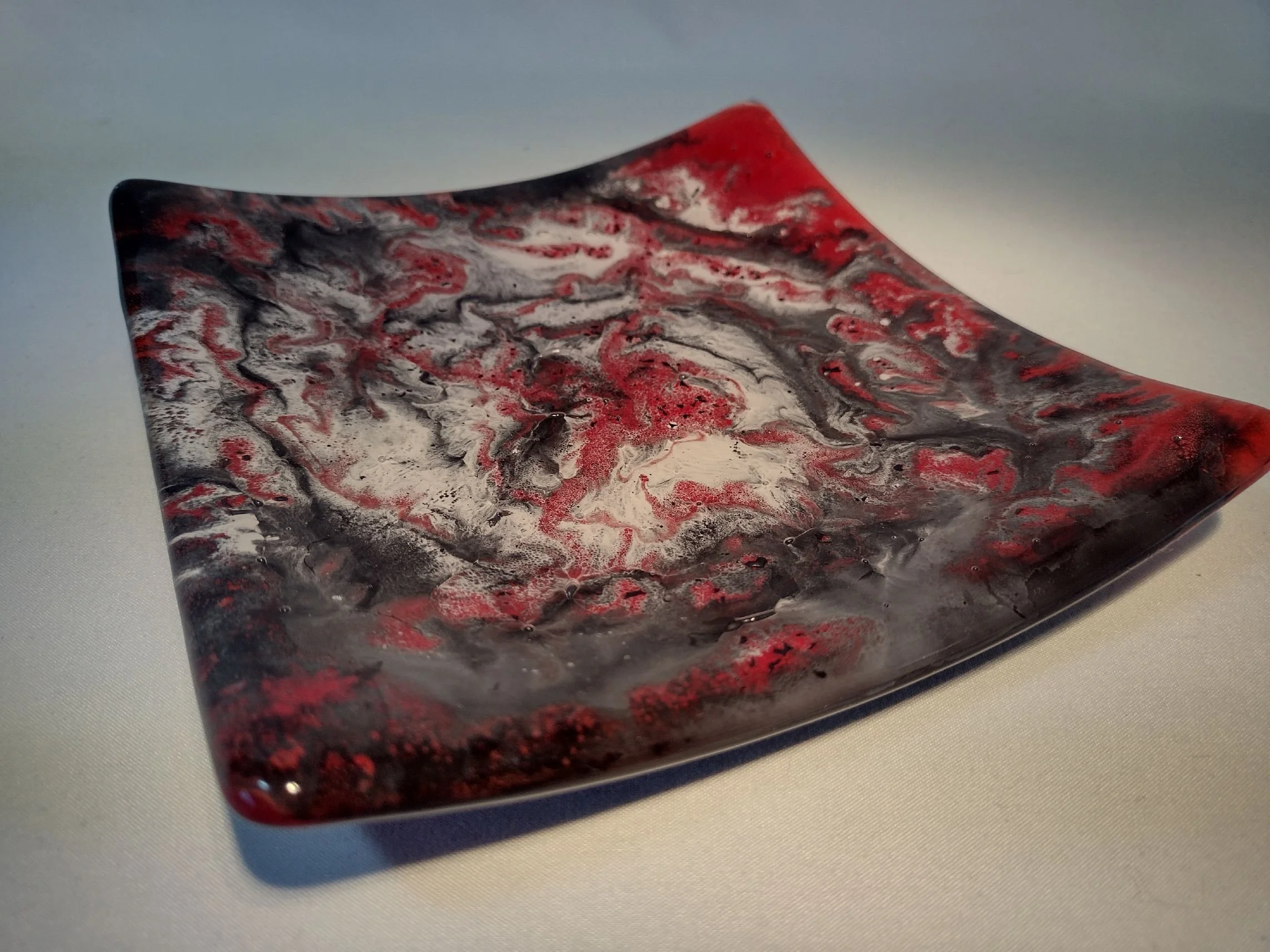 Square glass paint with marbled enamel pattern
