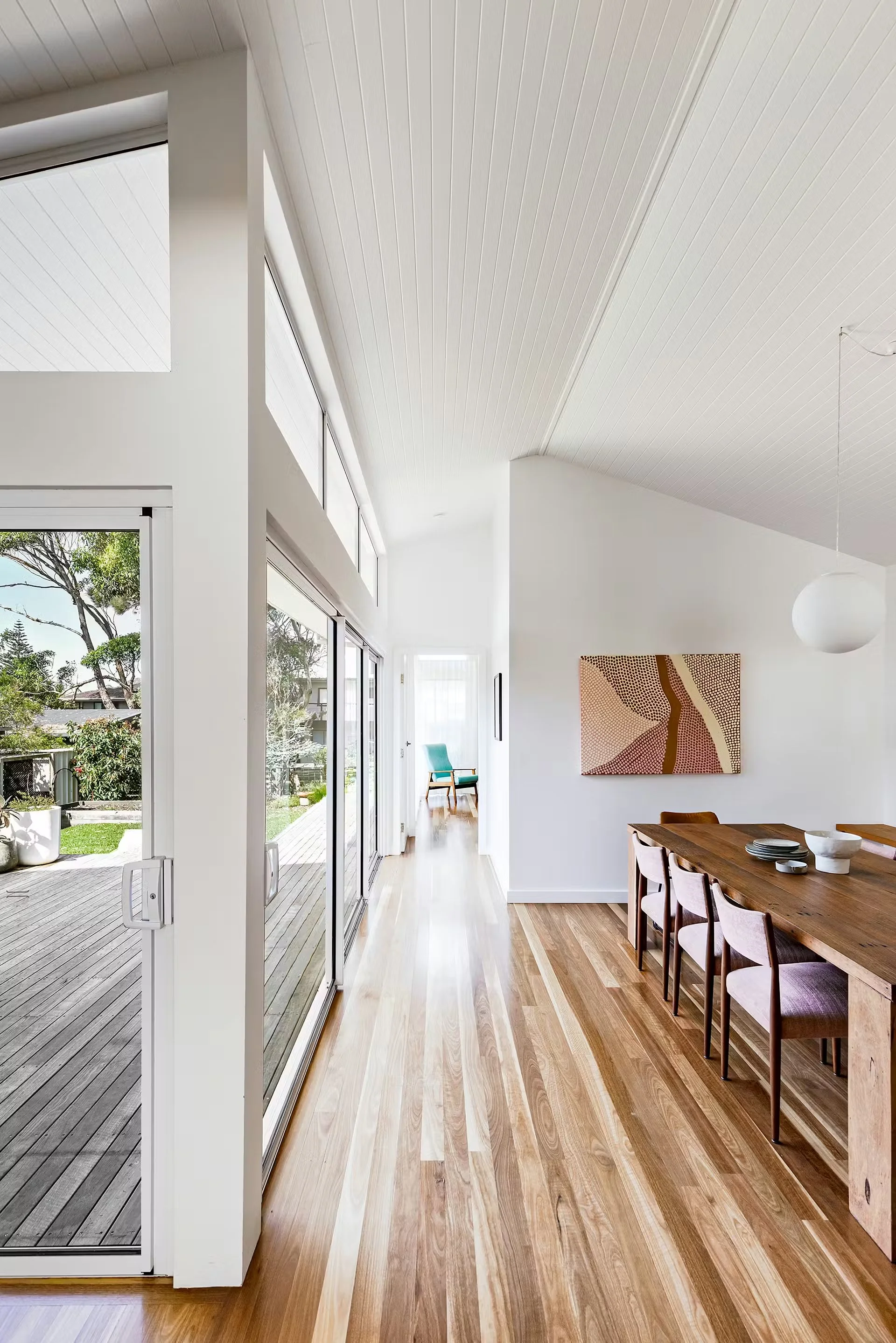 70's Beach House open-plan space. High ceilings, white walls, timber floors. A perfect place for entertaining and a cool breeze.