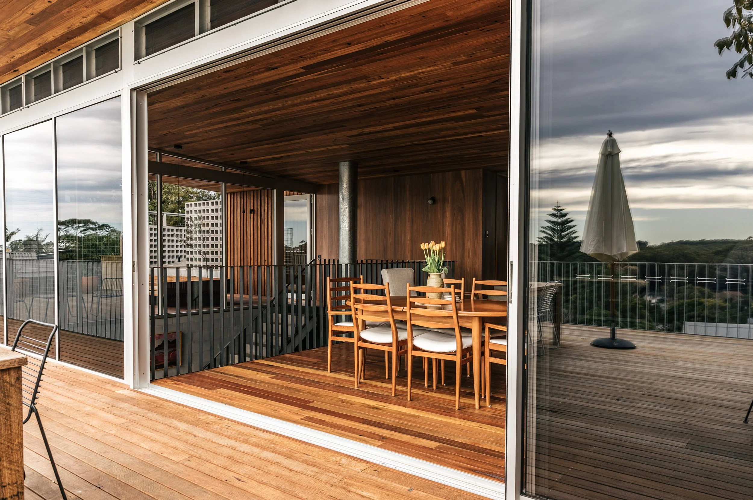 Open plan interior and exterior entertainment areas