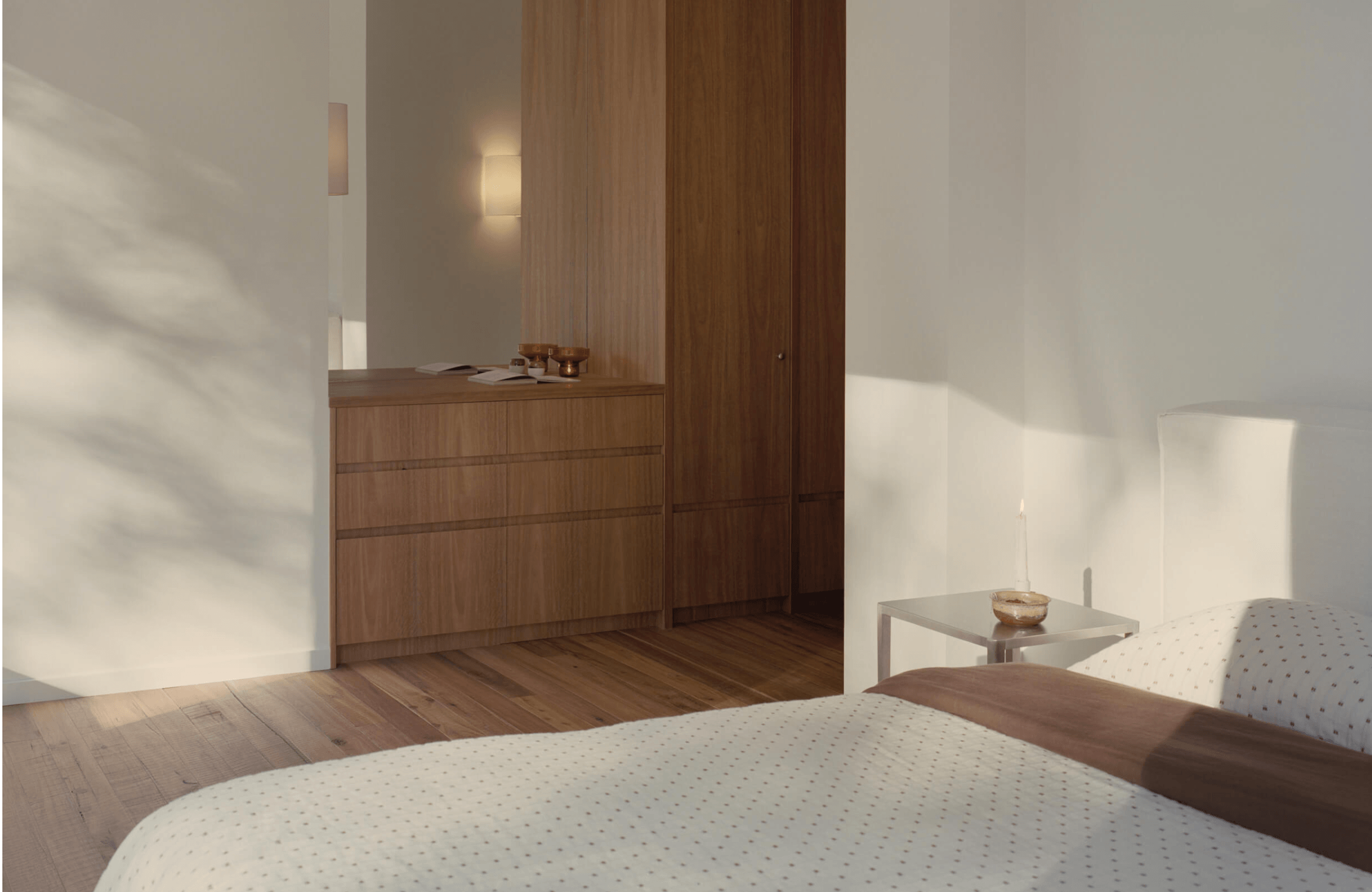 Ironbark House bedroom. Timber, white walls, white linen bed. All matching the calm country surroundings.