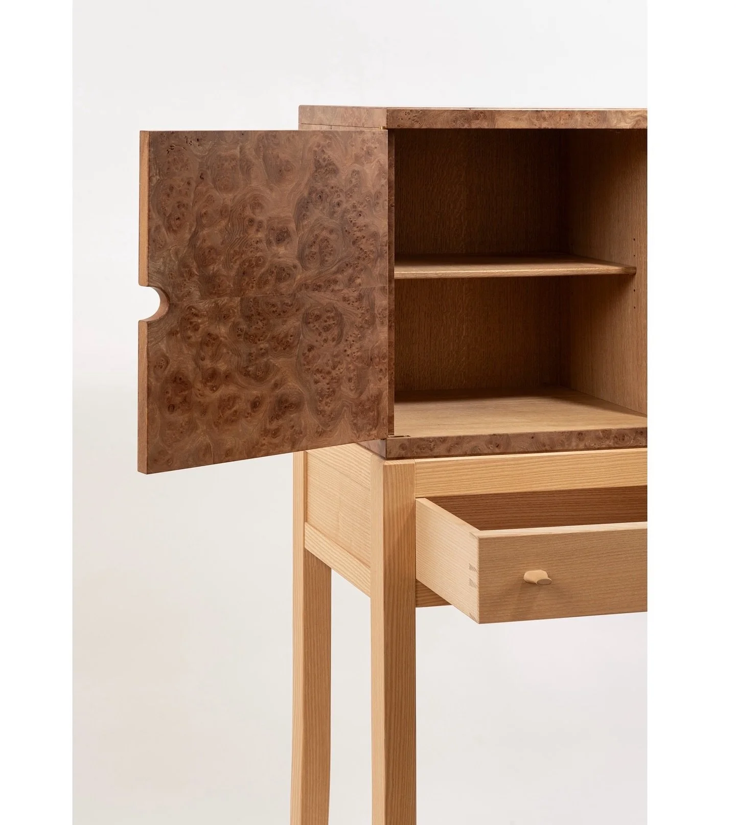 Some details from my burr elm and native ash cabinet on a stand.

.
.
.
.
#design#irishdesign#furniture#furnituredesign#craftsmanship#handmadefurniture#bespokefurniture#contemporaryfurniture#woodworking#interiordesign