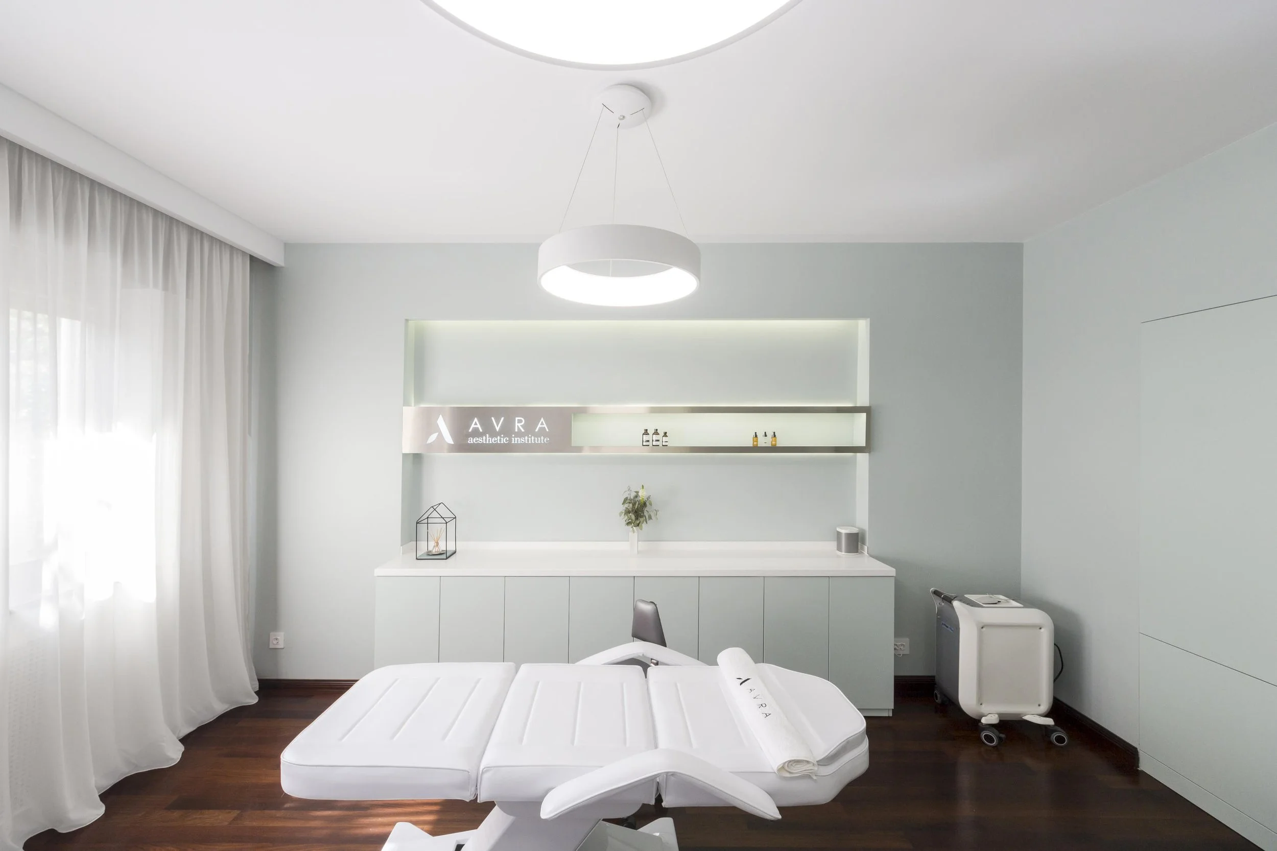 Amenajare de interior design interior clinica infrumusetare beauty design miniamlist luminos personalizare rafturi produse
