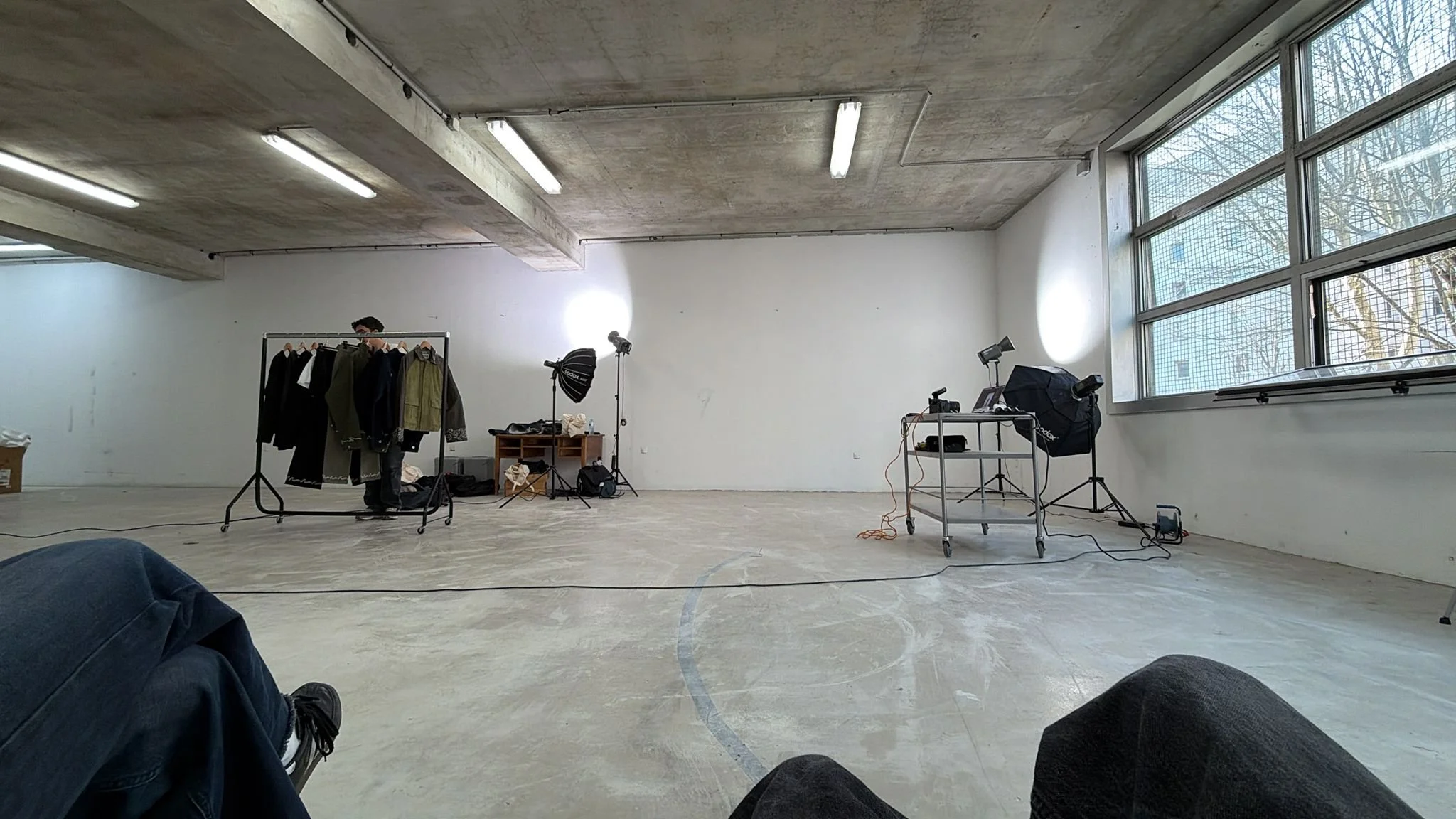 studio photo paris shooting mode avec éclairage et rack vêtements