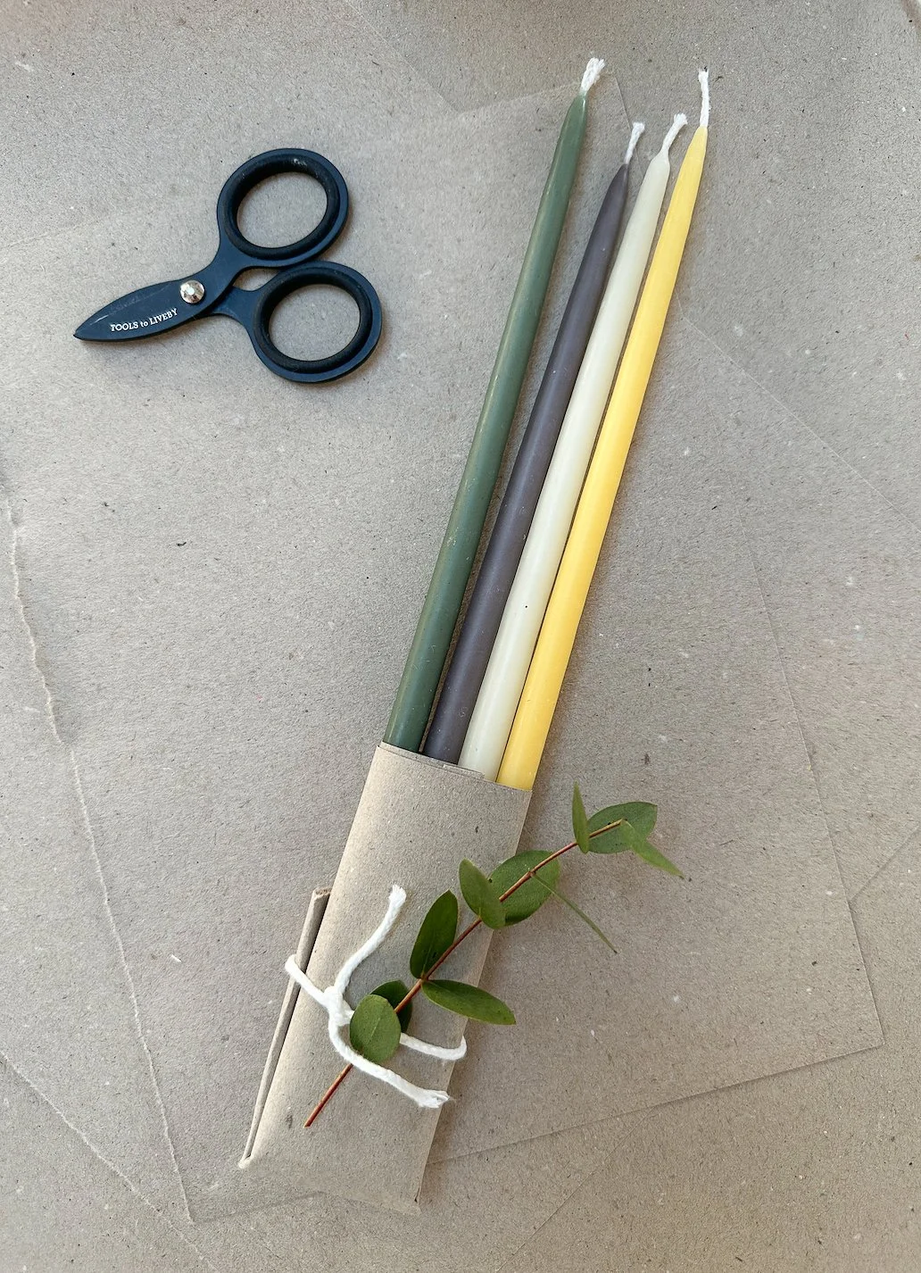 Bouquet de 4 bougies de fête. Couleur au choix.