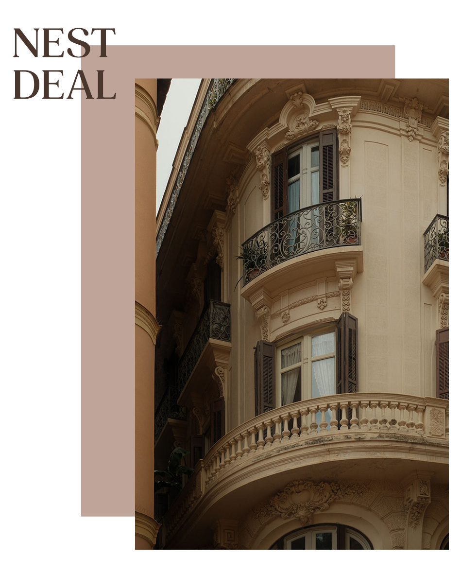 Edificio de estilo arquitectónico clásico con balcones de hierro forjado y ventanas con contraventanas de madera en tonos oscuros.