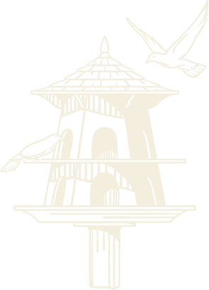 Estructura de torre de madera con dos plataformas, un techo cónico, dos palomas volando y un ave posada en la plataforma inferior.