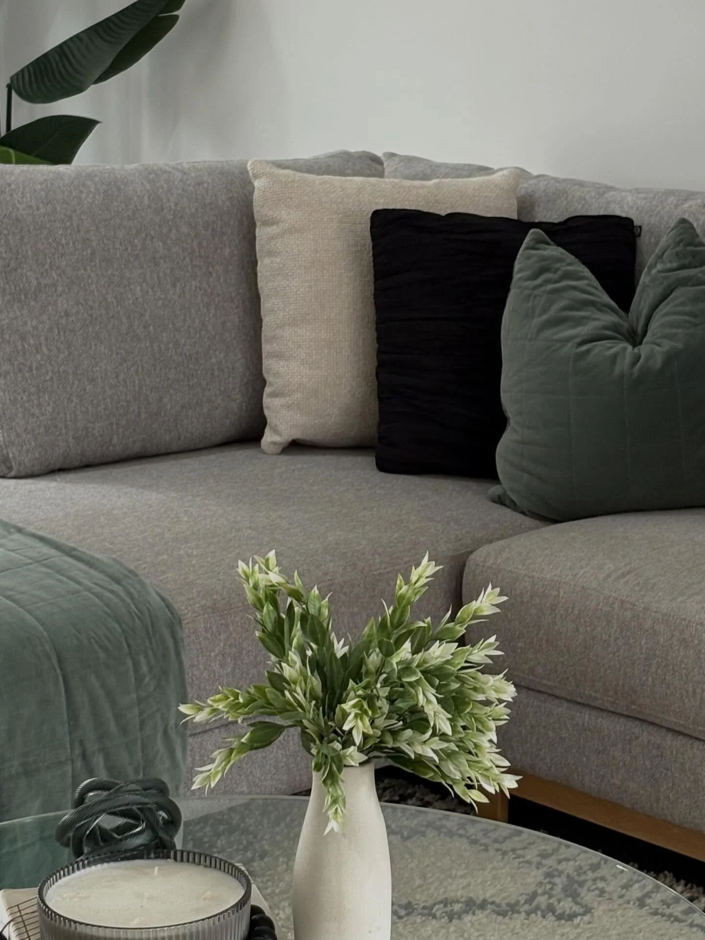 Bringing this Logan Reserve home to life 🤍
We worked with a refined palette of blacks, aqua, greys and soft neutrals to seamlessly tie in with the home&rsquo;s existing features &mdash; enhancing what was already there rather than overpowering it. T