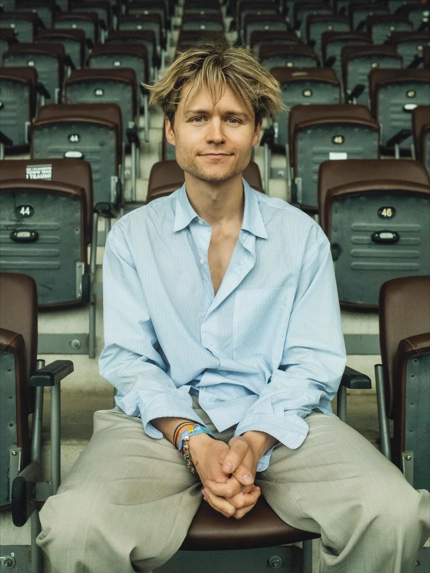 Bei der diesj&auml;hrigen @millerntorgallery ist mir @tomboettcher begegnet &ndash; ein kurzer Moment, ein spontanes Portr&auml;t. Danke f&uuml;r deine Offenheit.

BTS 📷 @chanteyma #MillerntorGallery #PortraitPhotography #Spontanmoment #AnalogVibes 