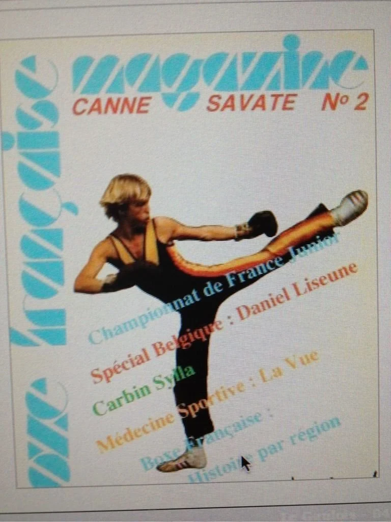 Affiche de championnat de France de boxe française avec un homme en tenue de sport effectuant un coup de pied, texte en français sur l'événement, le lieu, le participant et la catégorie.