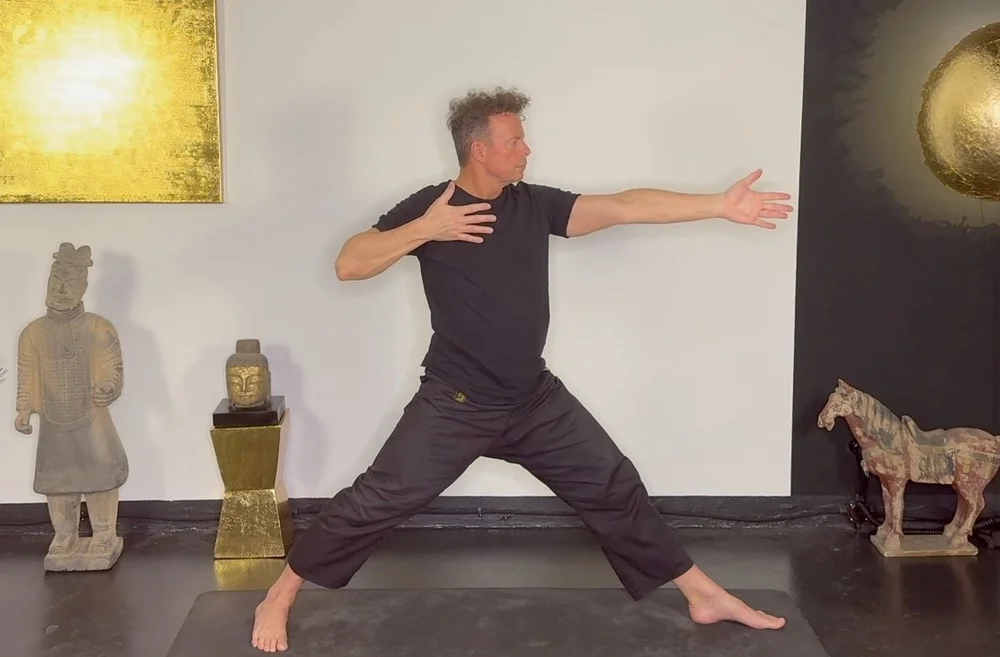 Qi Gong Übung im Studio von BE IN FLOW