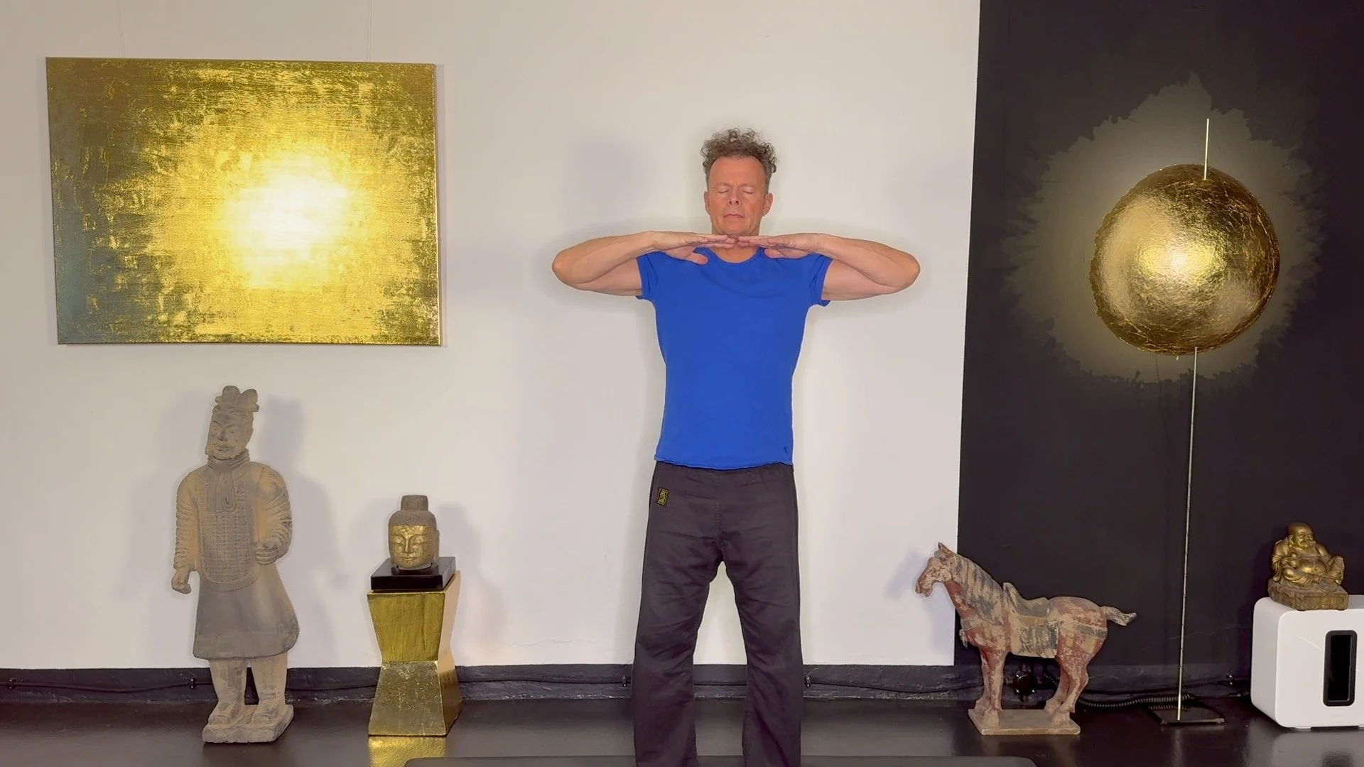 Richtiges Atmen hat viele Vorteile für Körper und Geist, wie z. B. die Reduzierung von Stress und Angst, eine Verbesserung der Konzentrationsfähigkeit und Leistungsfähigkeit sowie eine Senkung des Blutdrucks und der Herzfrequenz.