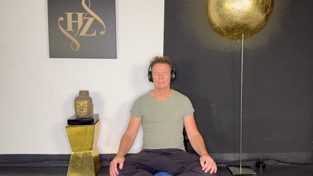 Frequenzmusik hören mit Kopfhörern bei BE IN FLOW