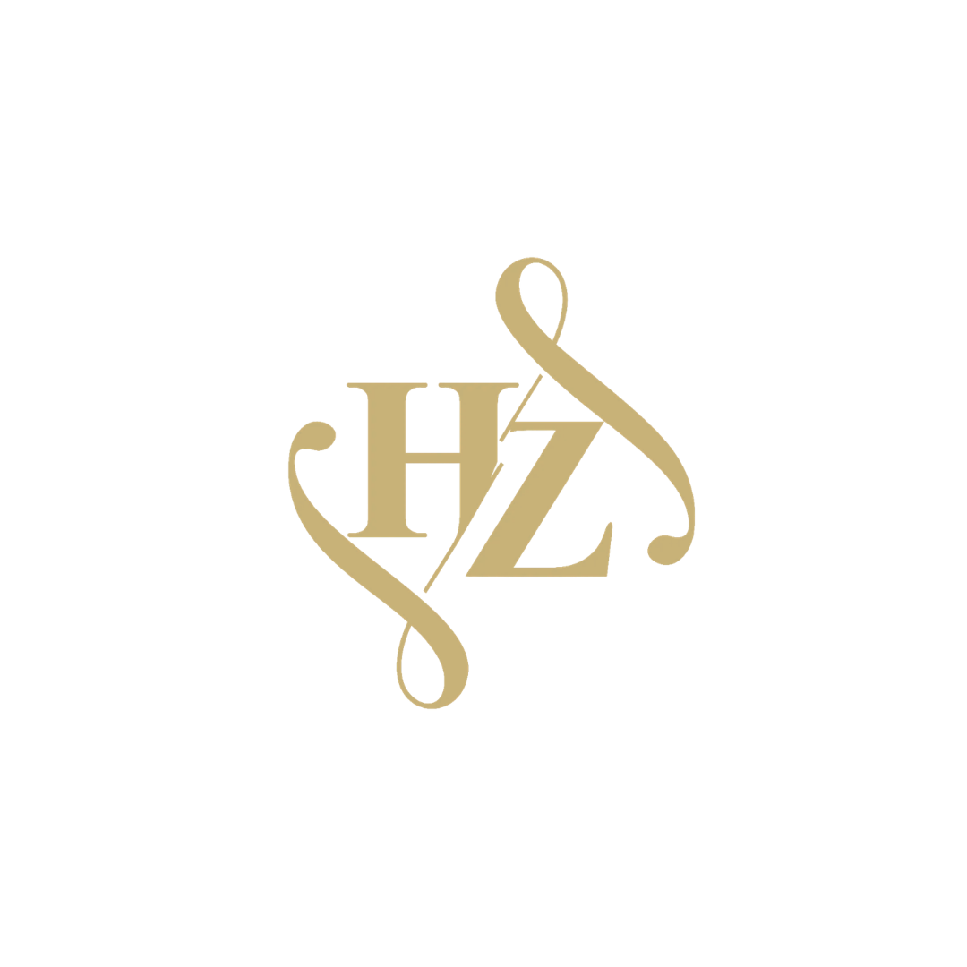 Ein Logo mit den goldenen Buchstaben H, Z, S, die auf einem schwarzen Hintergrund angeordnet sind.