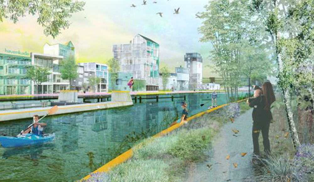 Een futuristische stadsomgeving met een kanaal, mensen die kajakken en wandelen, groene bomen, moderne gebouwen en vogels in de lucht.