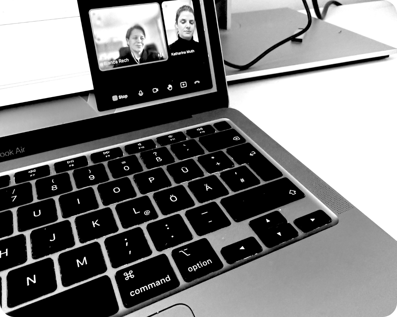 Laptop-Tastatur im Vordergrund, Bildschirm im Hintergrund zeigt einen Videoanruf mit zwei Frauen, Bianca Reich und Katharina Muth