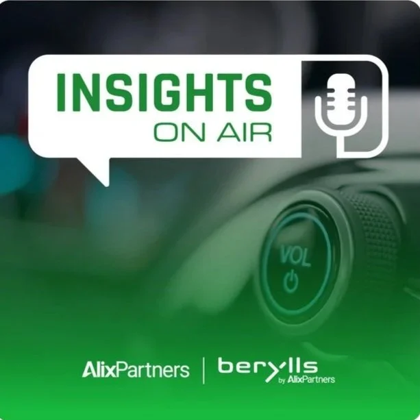 Titelbild mit dem Text "Insights on Air", ein Mikrofon-Symbol und Logos von AlixPartners und Berylls. Hintergrund: Auto-Lautstärkeregler.