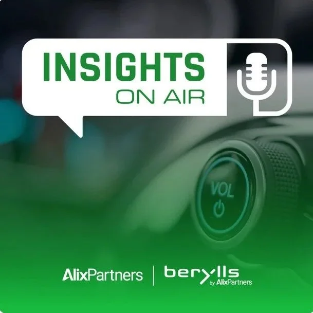 Ein Bild mit einem grünen und weißen Logo, das sagt "Insights on Air" mit einem Mikrofon-Icon. Darunter sind die Logos von AlixPartners und Berylls by AlixPartners, alles auf einer Fahrzeugsteuerung. Das Bild vermittelt eine Podcast- oder Radio-Show zum Thema Insights.