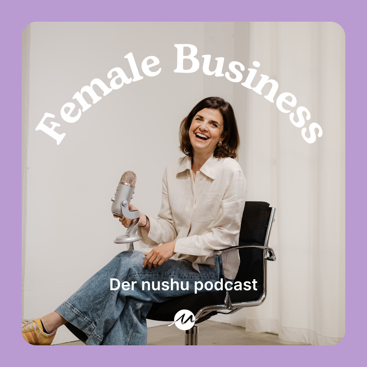 Eine lachende Frau sitzt in einem schwarzen Bürostuhl, hält ein Mikrofon und hat einen weißen Hemd sowie Jeans an. Der Hintergrund ist hell und schlicht. Über der Frau steht der Text 'Female Business' und darunter 'Der nushu podcast'.