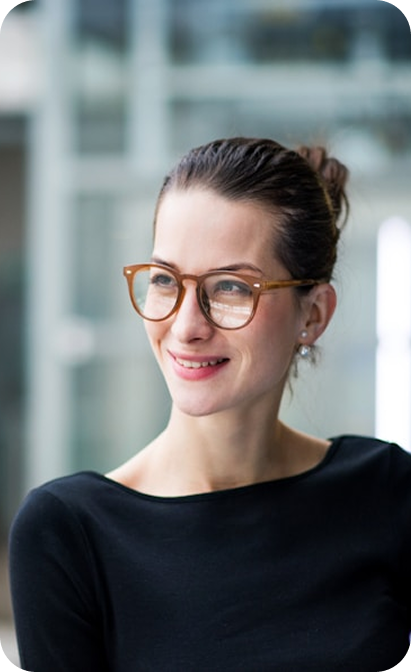 Consultante professionnelle avec lunettes spécialisée en stratégie et conseil aux entreprises