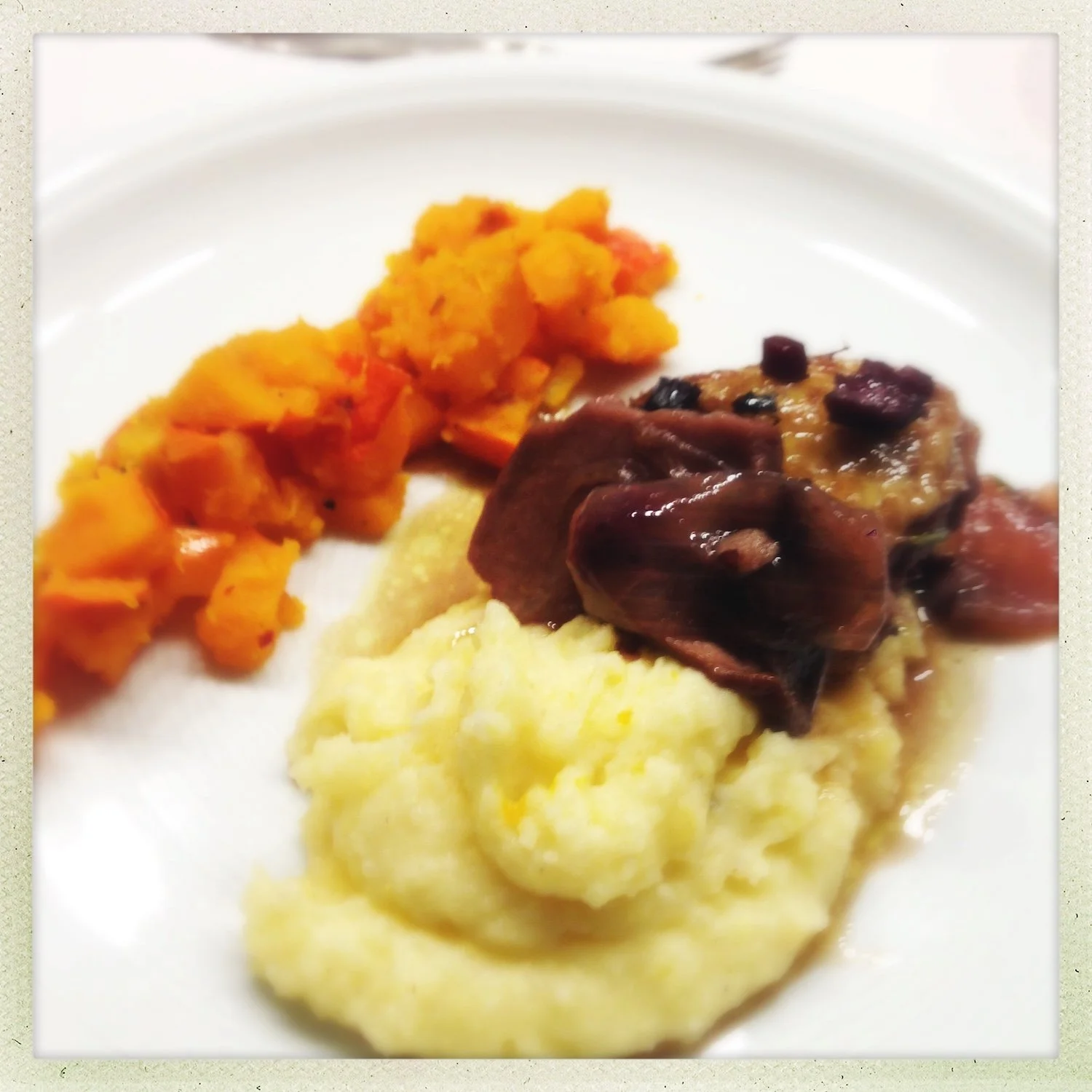 Hühnerkeulen mit Steinpilz-Rotwein-Sauce und Ingwer-Kürbis
