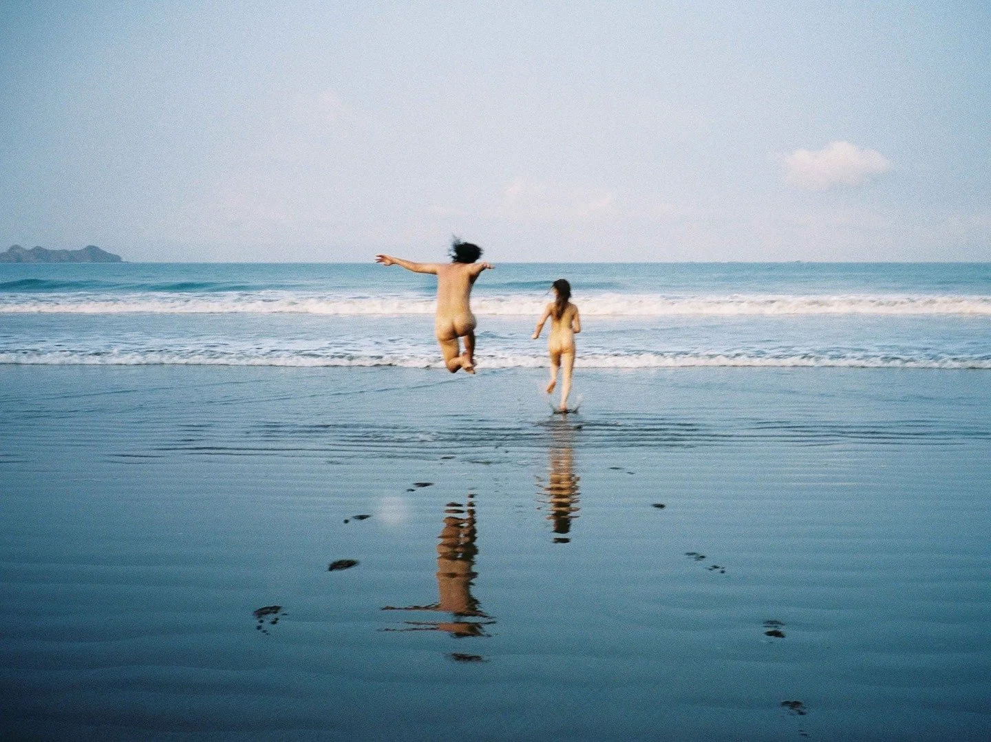 "Humble beginnings are great though because they put all future career paths into perspective." ⛱️ Had the pleasure of speaking with director and photographer Henry O. Head for our latest article. Link in bio to see more of his work and lea