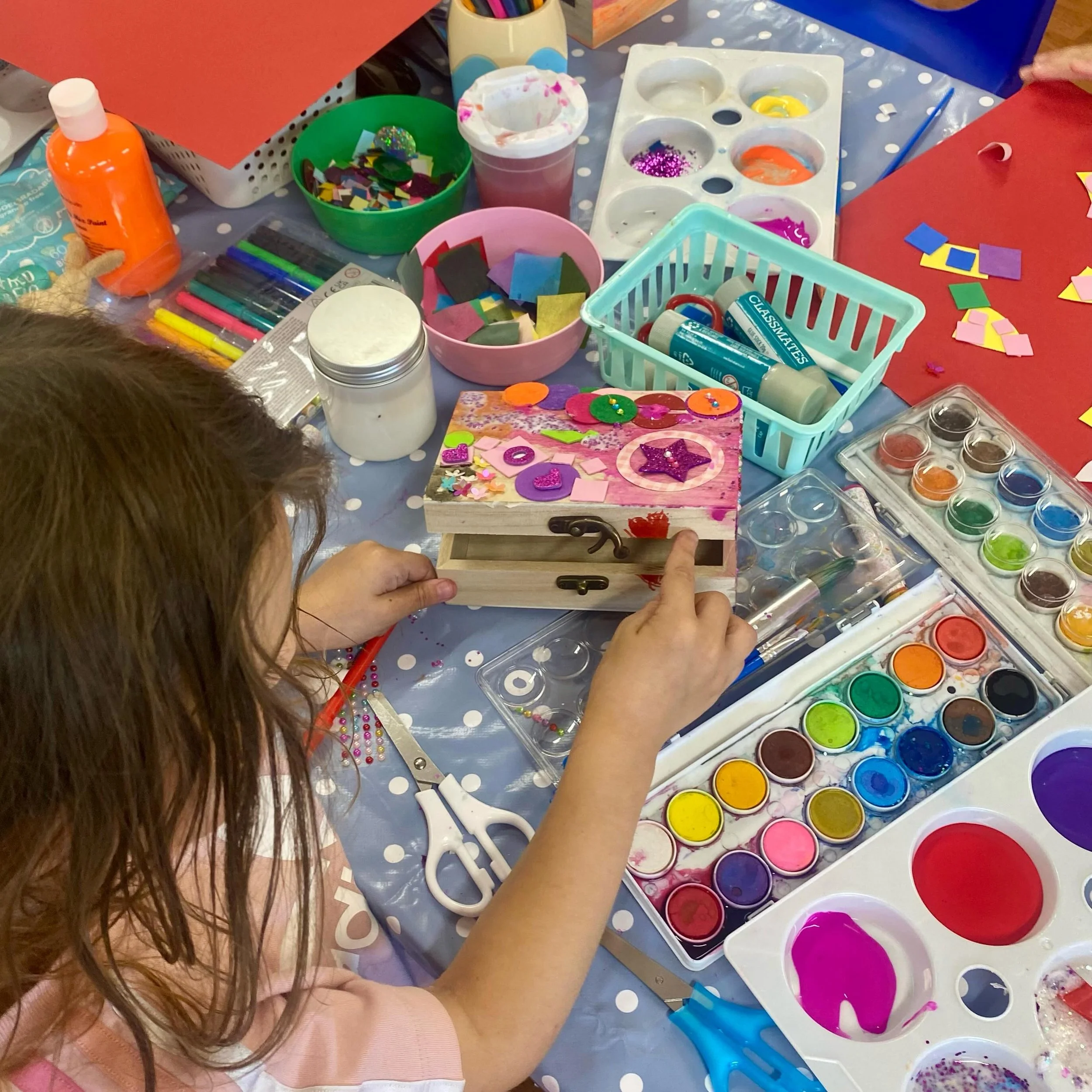 You know when the creative juices are flowing and suddenly there&rsquo;s absolutely NO room left on the table? 😂🎨

Paints everywhere. Pens everywhere. Glitter. Paper. Brushes. Beads. The lot.
And honestly? We wouldn&rsquo;t have it any other way. ✨