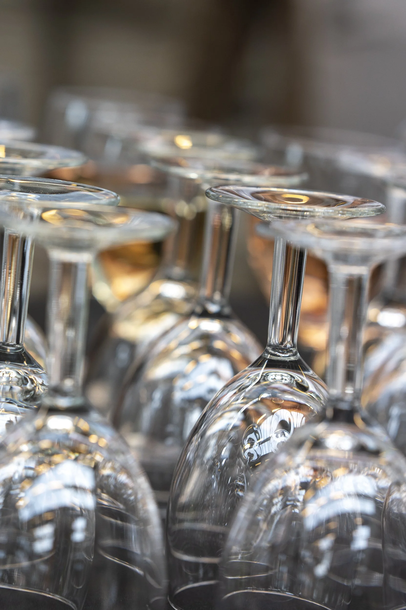 Rij glazen wijn- of champagneflutes. Evenement fotografie.