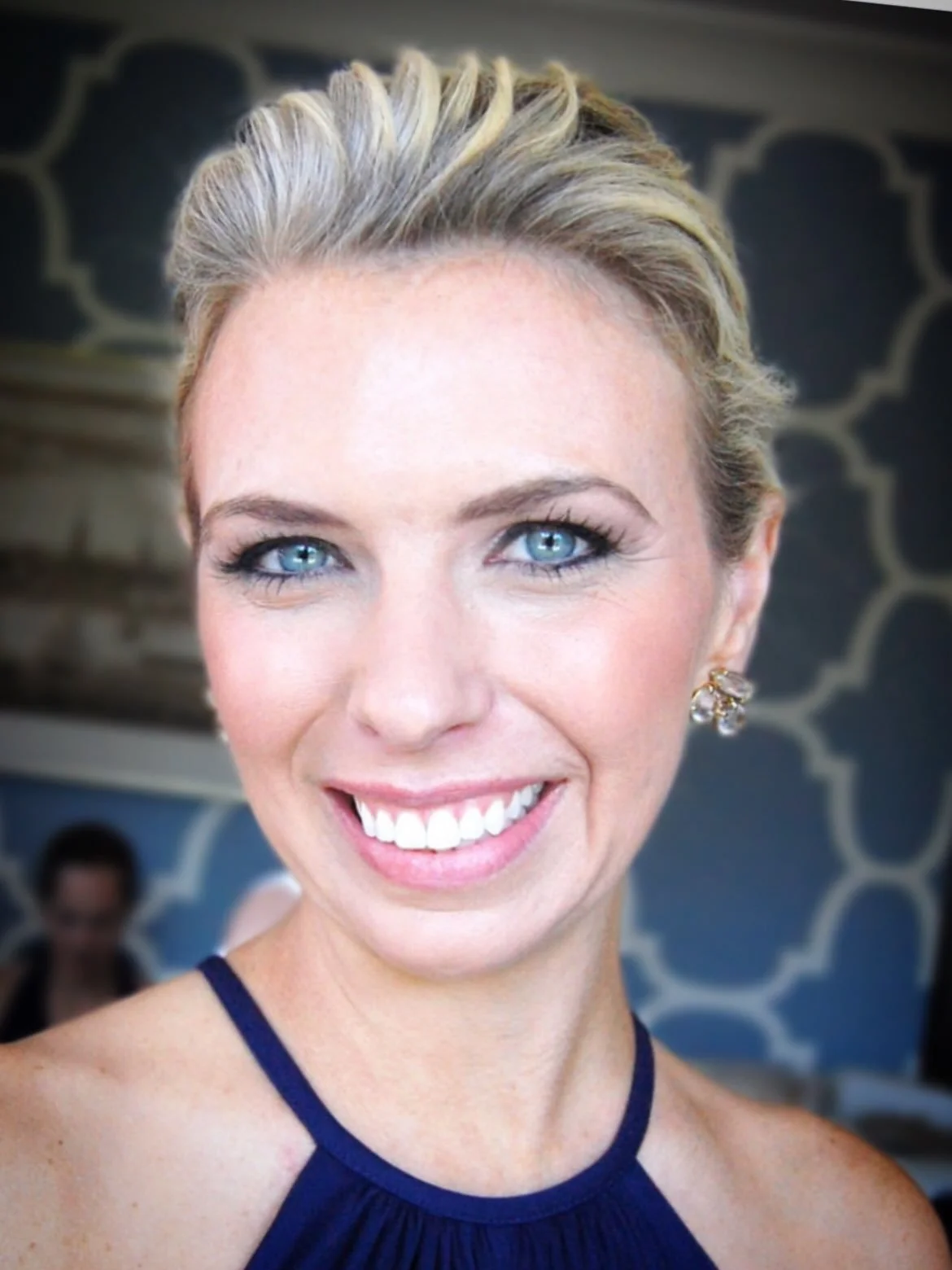 👀 Not everyone likes tendrils hanging in their face. Sometimes you just need a texture moment to give your hair some movement and bring attention back to your stunning eyes! 💙
.
.
.
.
.
.
.
.
#hotelmonacophiladelphia #phillyweddingstylist #phillywe