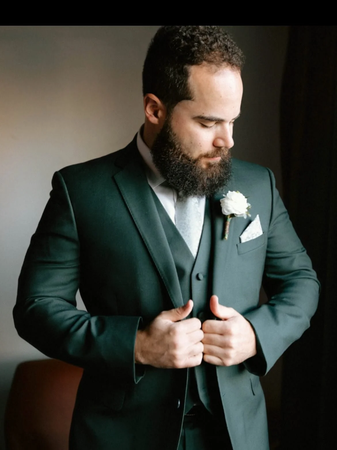 Lookin&rsquo; sharp and feelin&rsquo; good on his big day! 😎
Hair by @hellohannzz 
.
.
.
.
.
.
#onsiteweddinghair #pabarbers #phillywedding2026 #weddingideasgroom #weddingbarber