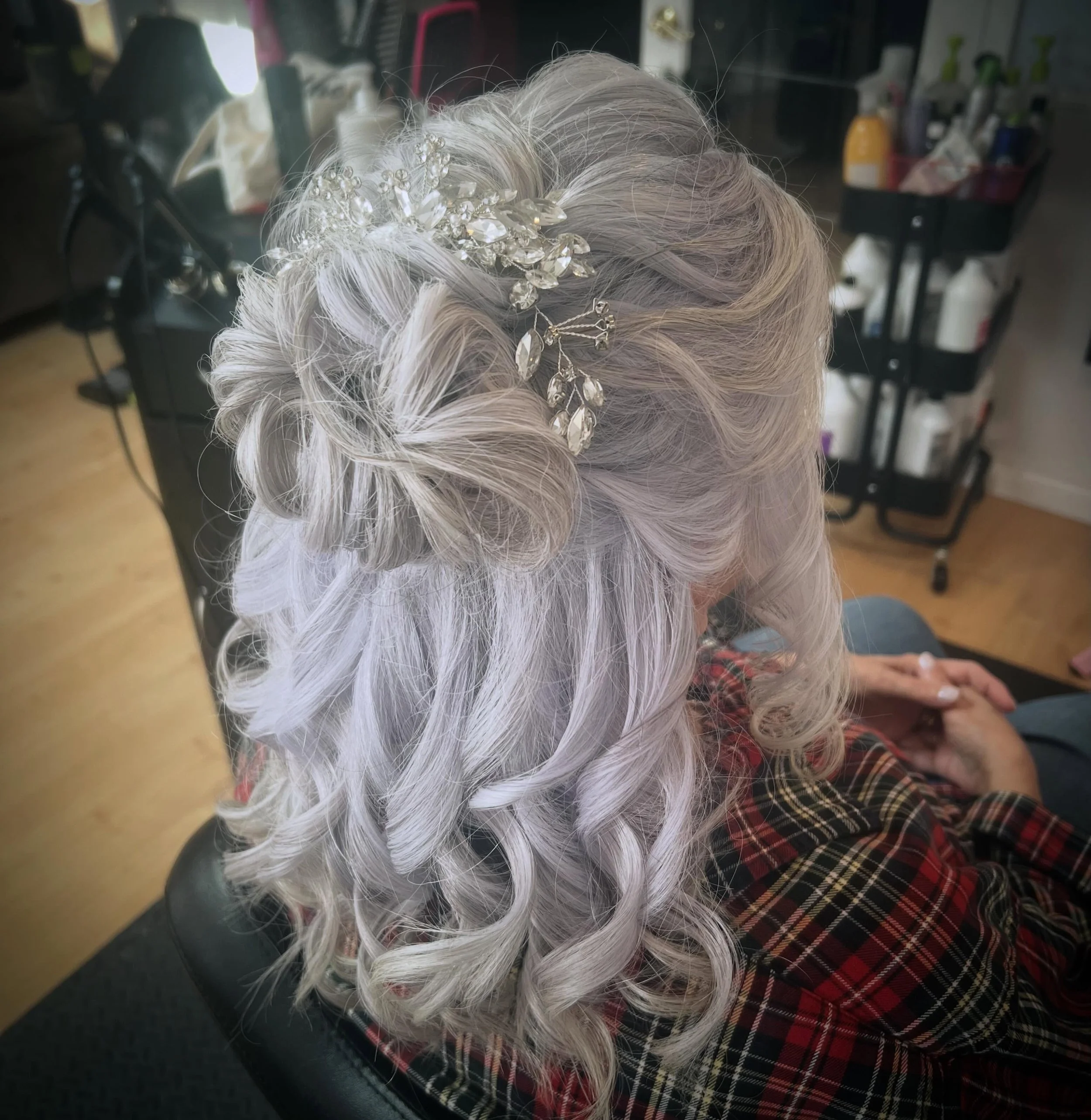 Lucious curls for this frosty MoG ❄️
.
.
.
.
.
.
.
#2026wedding #motherofthegroomhair #wedding2026 #phillyweddinghairandmakeup #normandyfarmswedding
