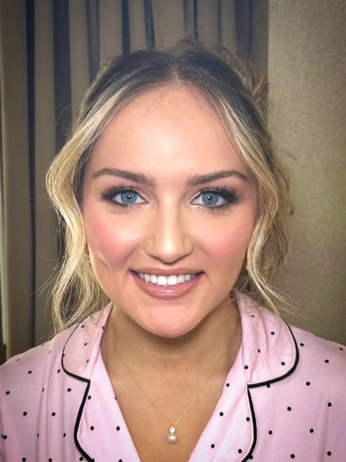 Muah!! 💋😘 perfection!
Makeup by @makeupbylisalee 
.
.
.
.
.
.
.
.
#hotelmonacophillywedding #manyunkwedding #phillyweddingmakeupartist #davidsbridal #theknotwedding
