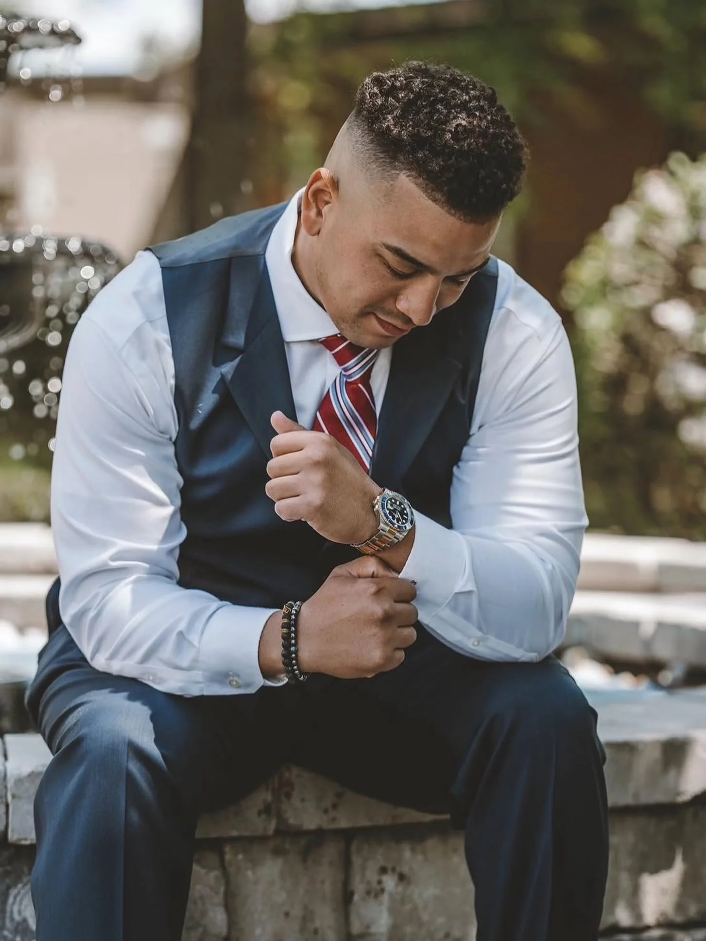 Every great love story deserves a great haircut. ✂️ Getting our groom looking sharp and ready for his big day &mdash; because he deserves just as much attention to detail as the bride. 🤵&zwj;♂️
Hair by @hellohannzz 
.
.
.
.
.
.
.
#groomgrooming #pab