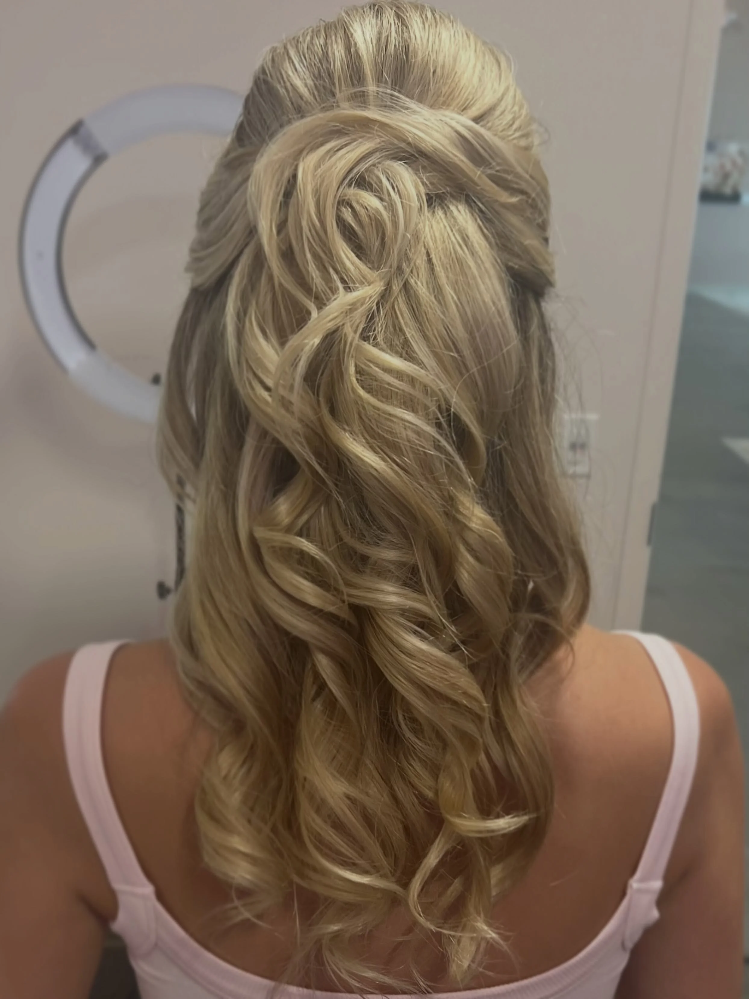 Half up, half down, and full of beachy texture. 🌊✨ This look is giving effortless bridal romance &mdash; soft waves, a little lift, and zero stress about your hair holding up all day.
.
.
.
.
.
#weddinghairpa #2027wedding #easternpaweddings #pa👰 #b