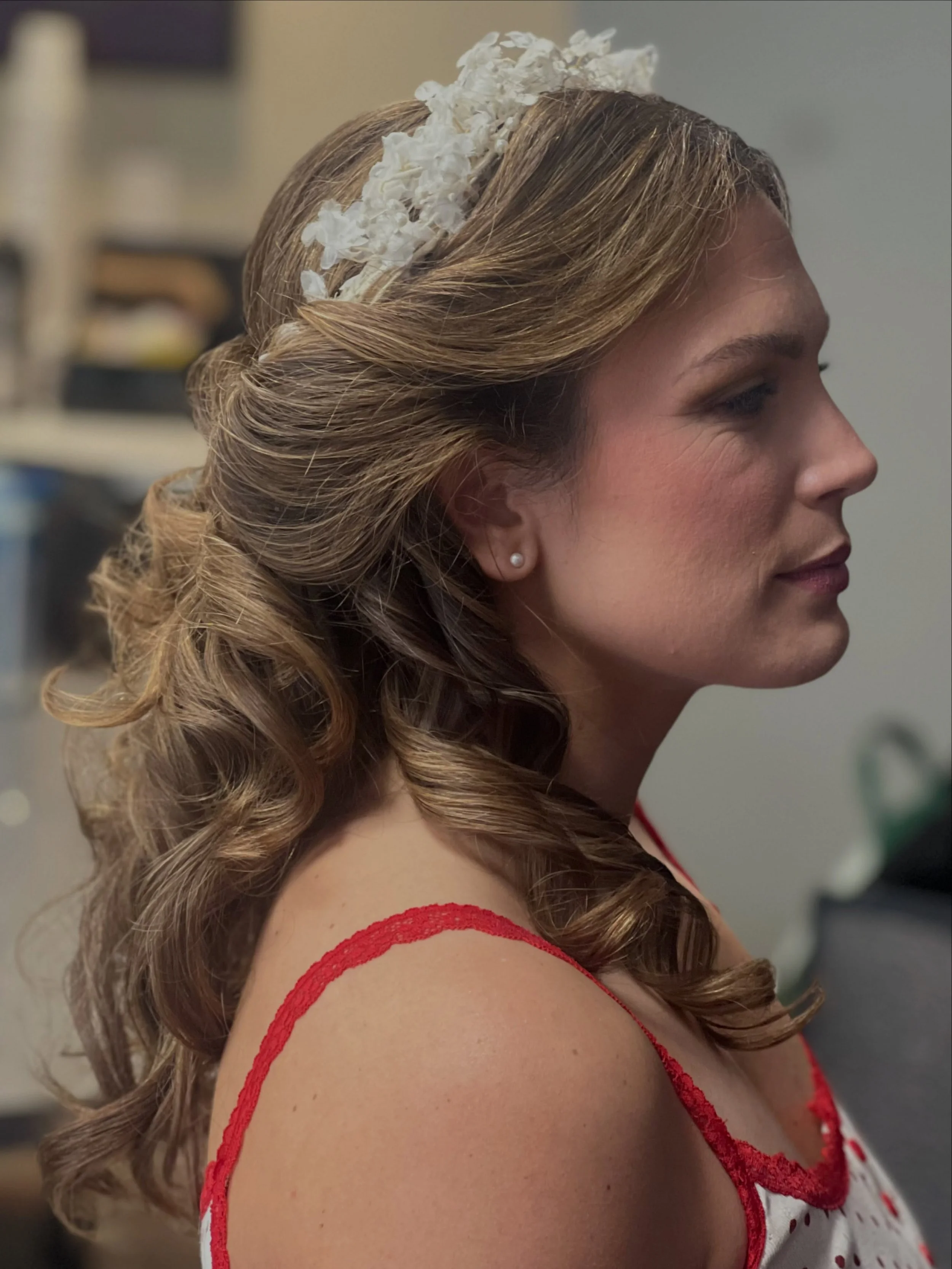 Half up, half down and full of sentiment. 🥹 This bride wore her mother&rsquo;s heirloom headpiece down the aisle &mdash; twisted curls swept back to let it shine, with soft romantic waves cascading past the shoulders. The kind of detail that makes g