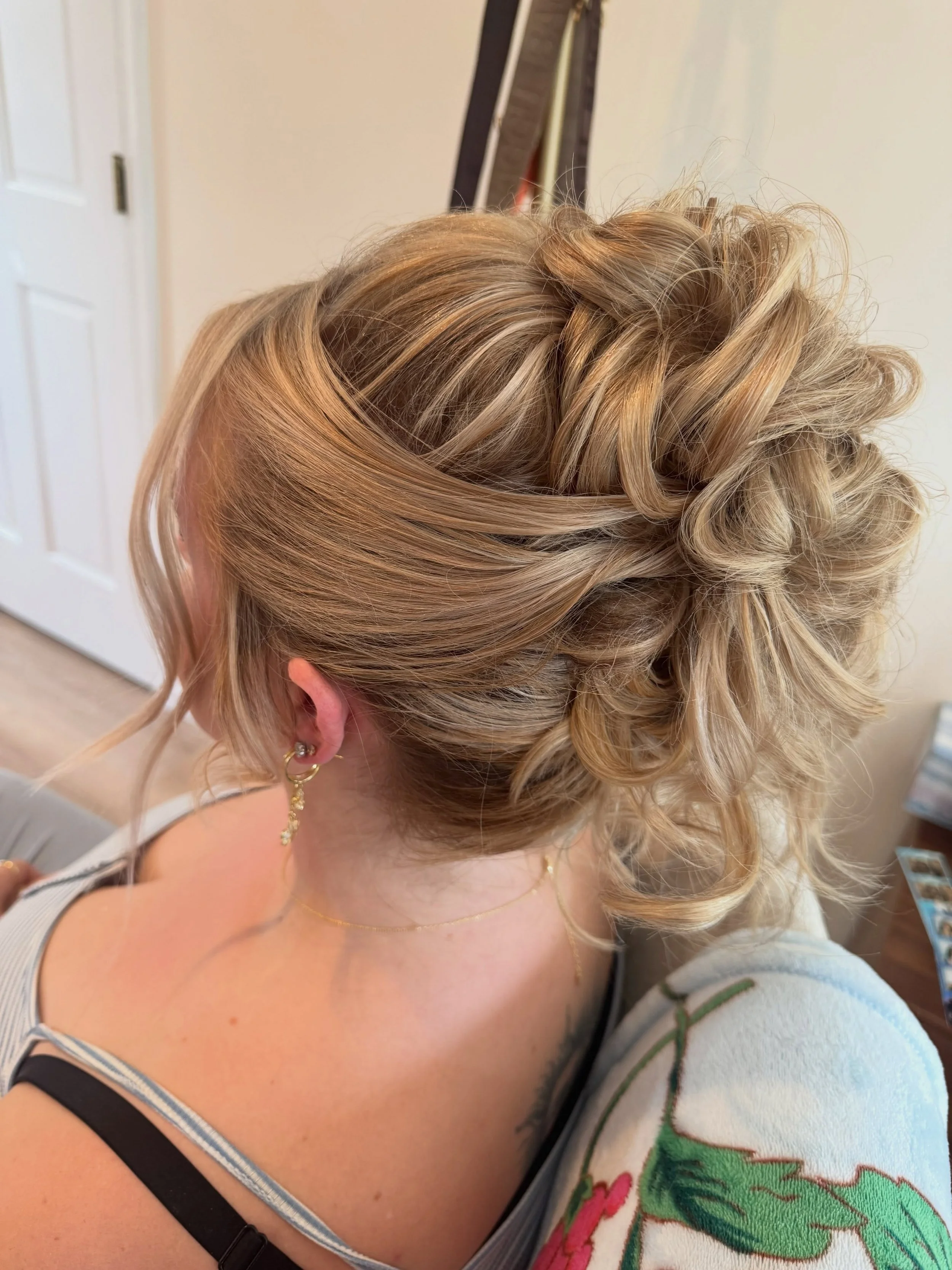 Updo game: STRONG. 🔥✨

Sleek, secure, and ready to dance the night away. 💃

#groomedandglammed #weddingupdo #bridalhair #phillybride #easternpaweddings