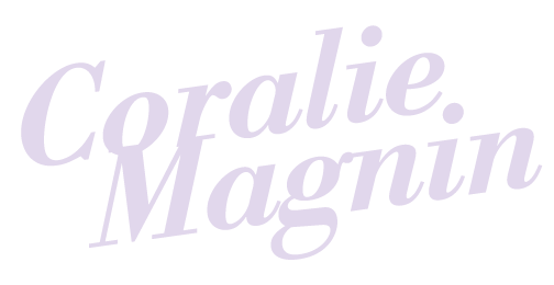 Texte en français disant 'Coralie Magnin' avec un fond noir et des lettres en violet clair.