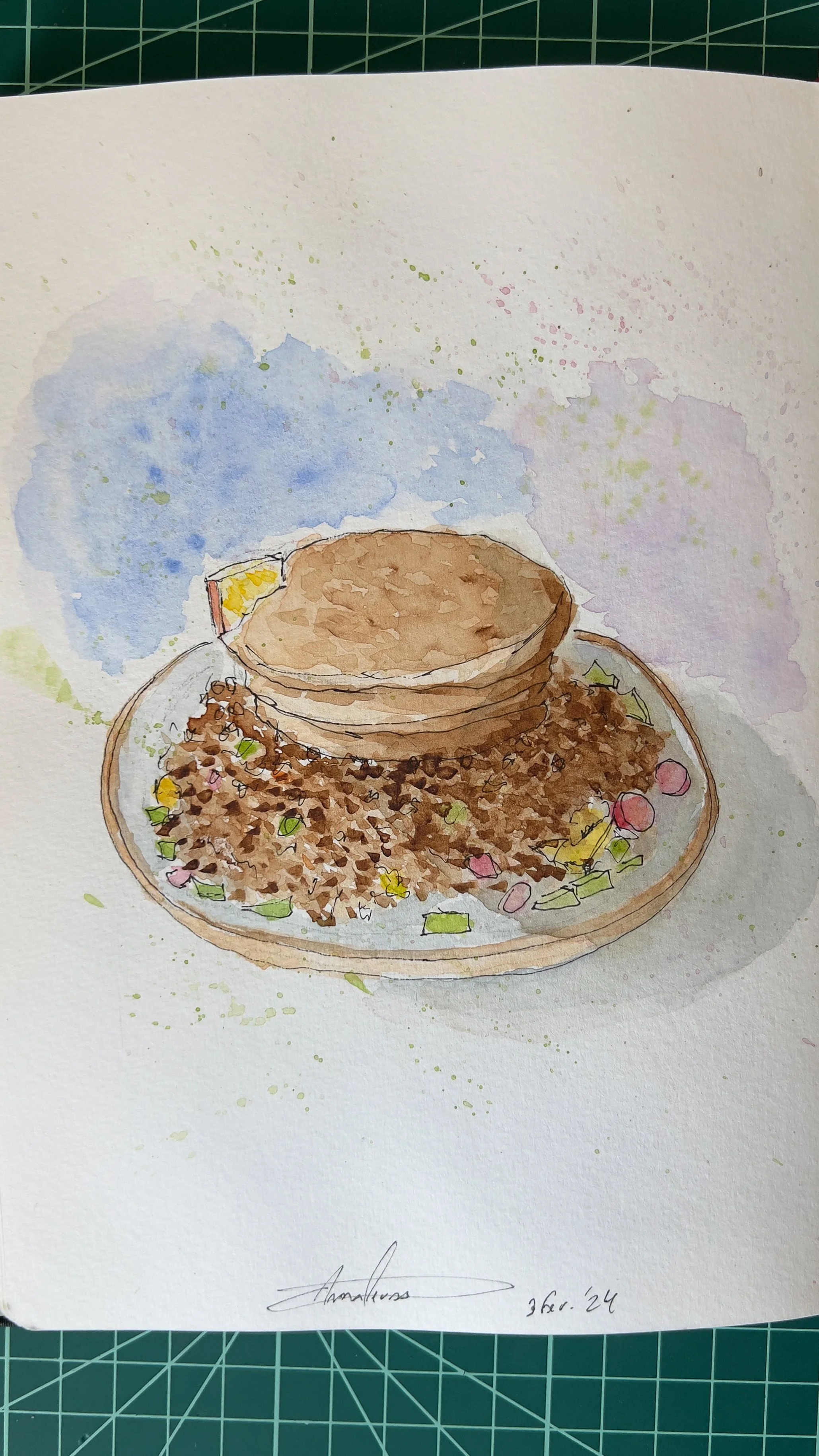 Ilustração em aquarela de panquecas em um prato, acompanhadas por o que parece ser frutas e legumes cortados. Fundo colorido em tons de azul, verde e rosa.