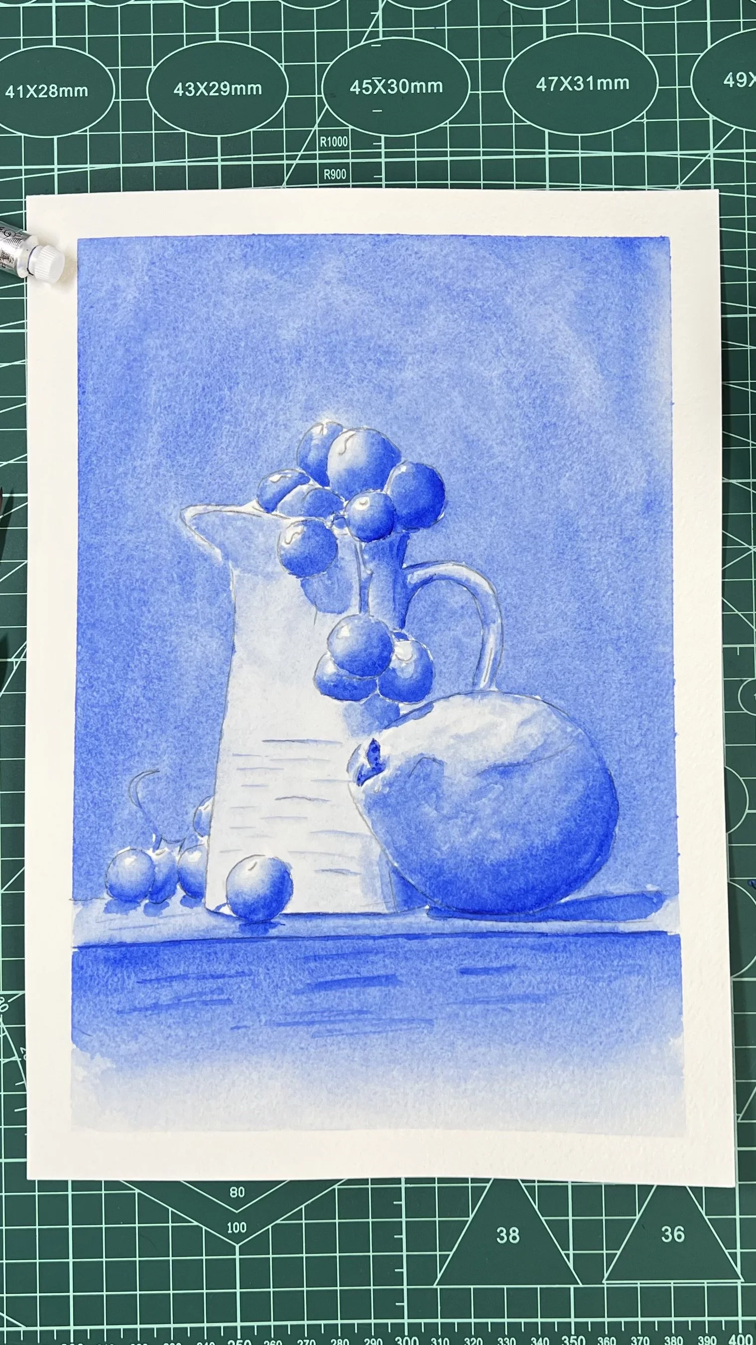 Pintura azul de natureza-morta com jarro, uvas e romã sobre mesa.