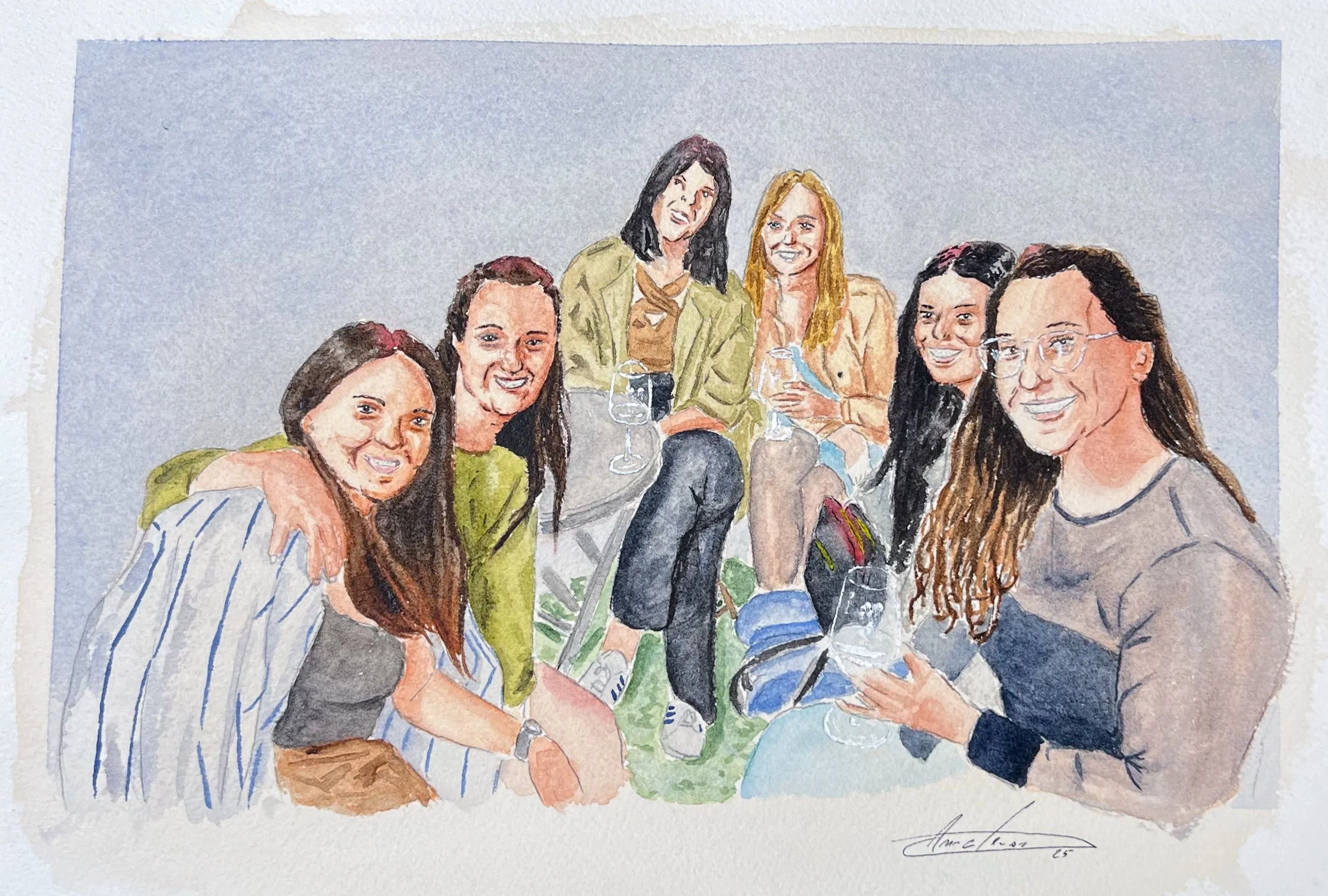 Ilustração em aguarela de seis pessoas sentadas juntas, segurando copos, sorrindo e posando para a foto. Atmosfera descontraída.